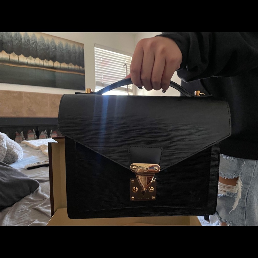 Brand New Never Used
Louis Vuitton Monceau EPI Bag with Leather Strap Brand